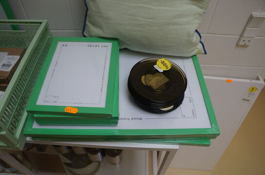 Diverse billederammer, vase, m.v.