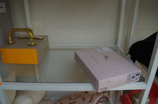 Reol med indhold af diverse puder, m.v.