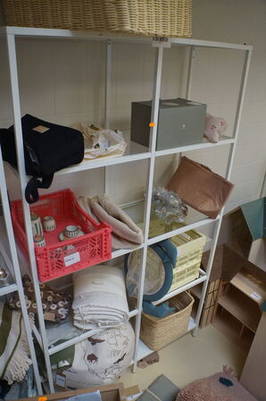 Reol med indhold af diverse puder, m.v.