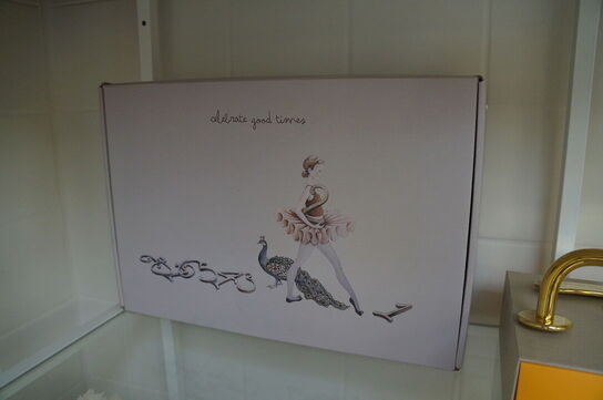 Reol med indhold af diverse puder, m.v.