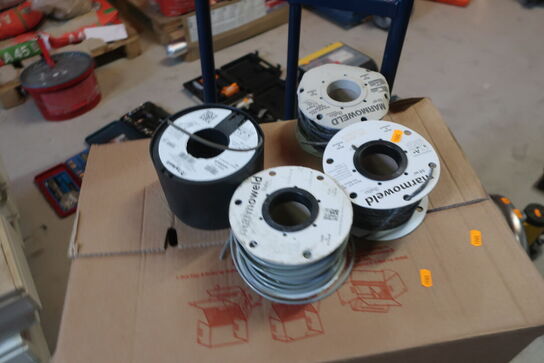 2 stk. kasser med indhold samt Sækkevogn