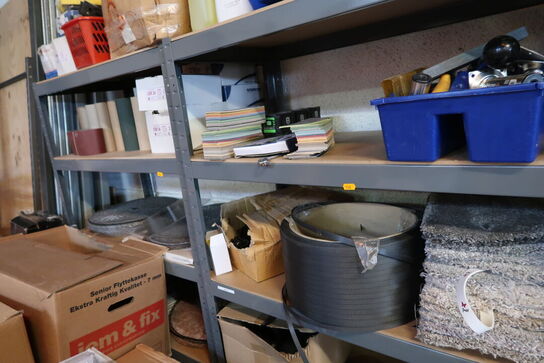 2 stk. lagerreoler med indhold