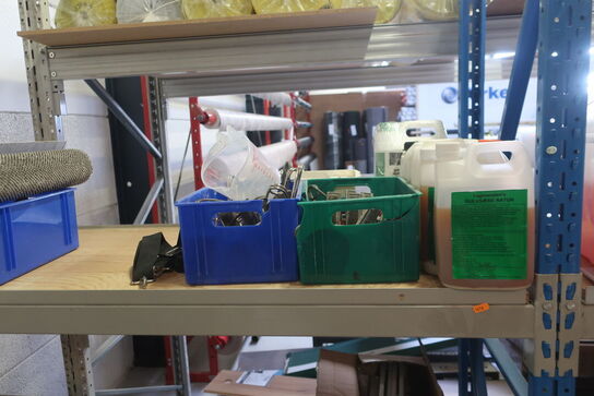 2 stk. lagerreoler med indhold