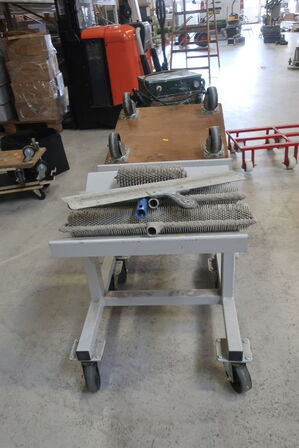 2 stk. vogne med indhold