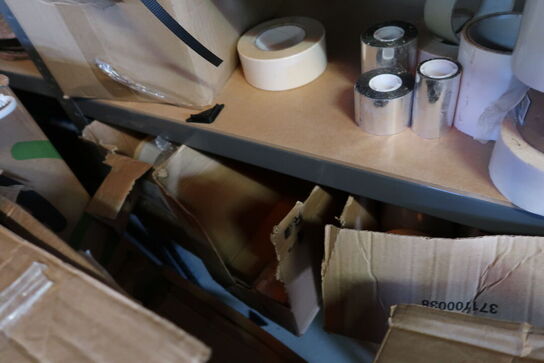 2 stk. lagerreoler med indhold