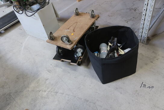 Div. Møbelhunde samt kasse med indhold