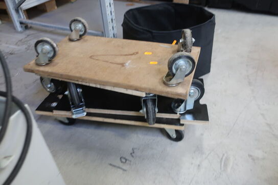 Div. Møbelhunde samt kasse med indhold