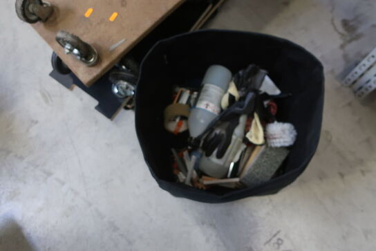 Div. Møbelhunde samt kasse med indhold