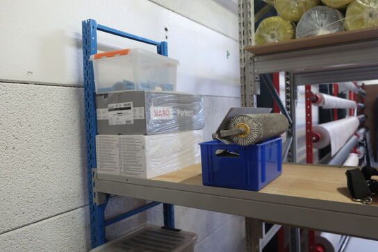 2 stk. lagerreoler med indhold