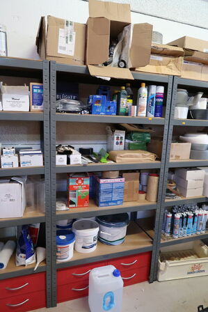 4 stk. lagerreoler med indhold