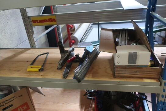 2 stk. lagerreoler med indhold