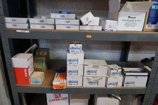 4 stk. lagerreoler med indhold