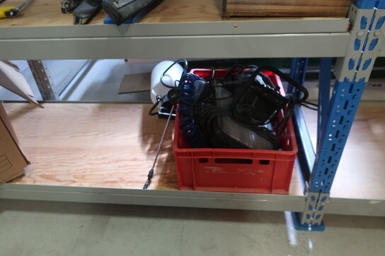 2 stk. lagerreoler med indhold