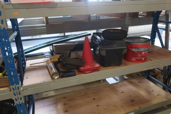 2 stk. lagerreoler med indhold