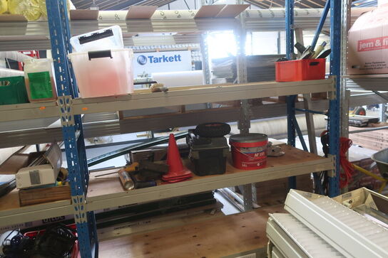 2 stk. lagerreoler med indhold