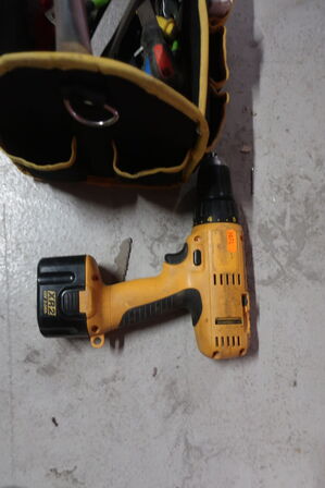 Værktøjstaske med div. Værktøj samt akku bore/skruemaskine 