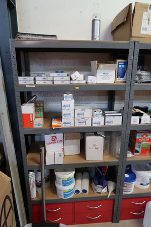 4 stk. lagerreoler med indhold