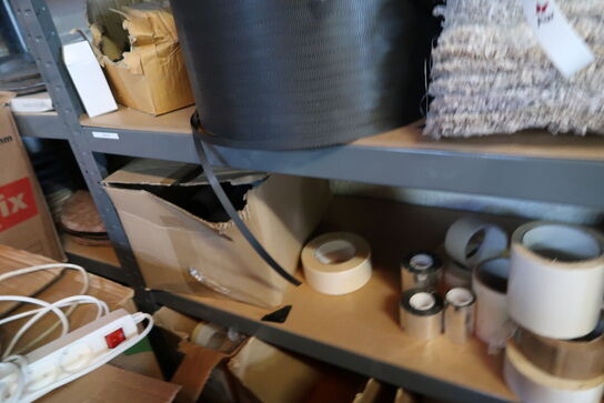 2 stk. lagerreoler med indhold