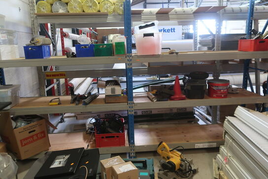 2 stk. lagerreoler med indhold