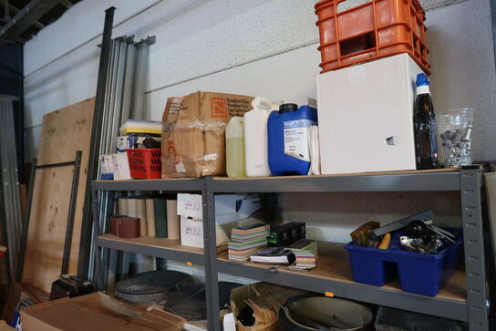 2 stk. lagerreoler med indhold