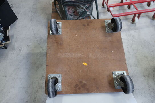 2 stk. vogne med indhold