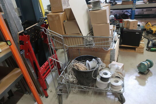 Indkøbsvogn med indhold