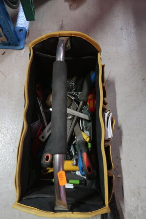 Værktøjstaske med div. Værktøj samt akku bore/skruemaskine 