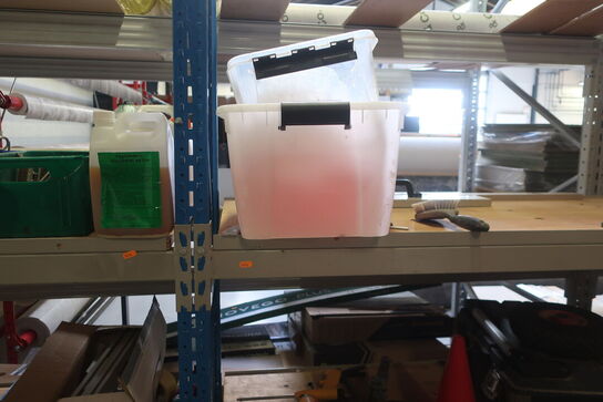 2 stk. lagerreoler med indhold