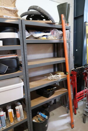 4 stk. lagerreoler med indhold