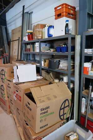 2 stk. lagerreoler med indhold