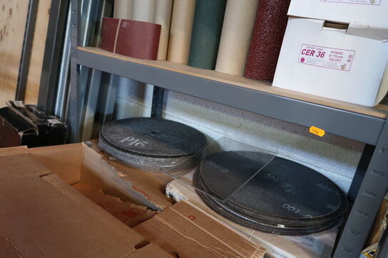 2 stk. lagerreoler med indhold