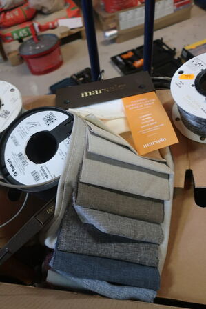 2 stk. kasser med indhold samt Sækkevogn