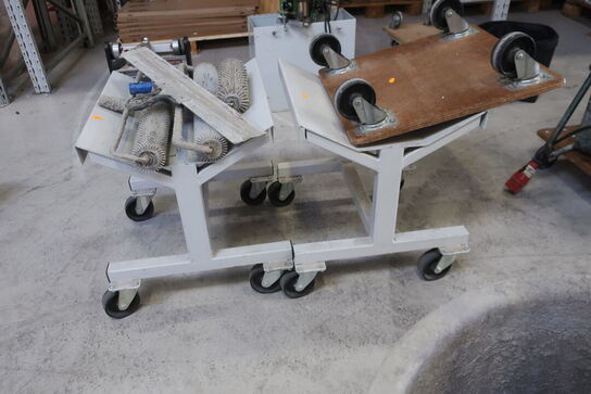 2 stk. vogne med indhold