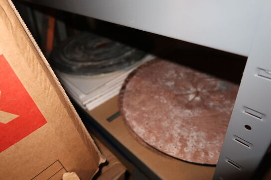 2 stk. lagerreoler med indhold