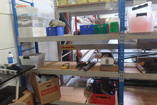 2 stk. lagerreoler med indhold