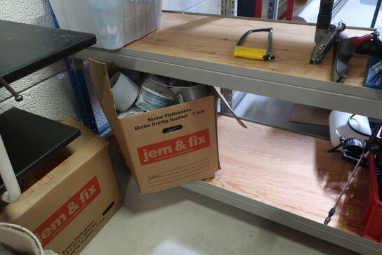 2 stk. lagerreoler med indhold