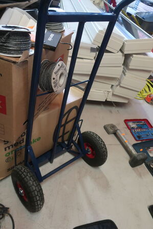 2 stk. kasser med indhold samt Sækkevogn