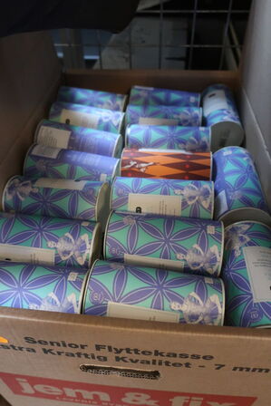 Flyttekasse med løs te i bøtter