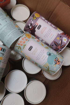 Flyttekasse med løs te i bøtter