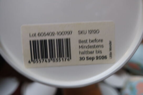 Flyttekasse med løs te i bøtter