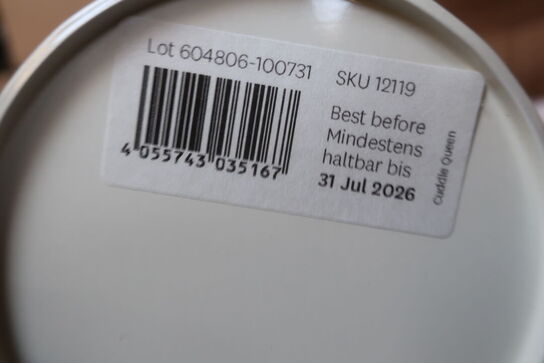 Flyttekasse med løs te i bøtter