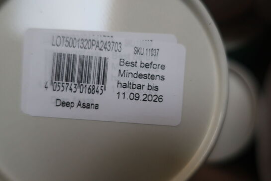 Flyttekasse med løs te i bøtter