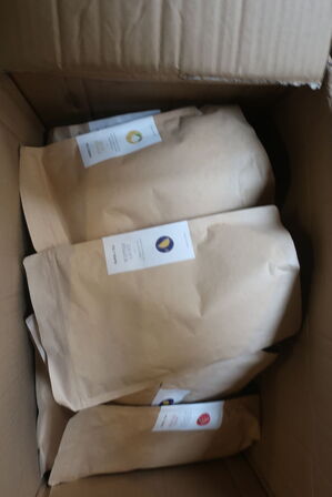 Kasse med løs te i poser