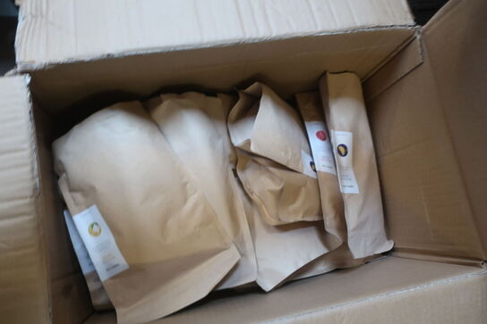 Kasse med løs te i poser