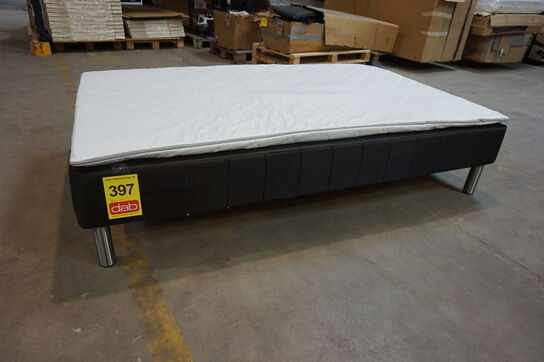 Huma Premium boxmadrasseng 120x200 cm med træben og topmadras 