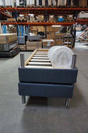 Nordisk Fjer boxmadrasseng 180x200 cm med stålben og topmadras 