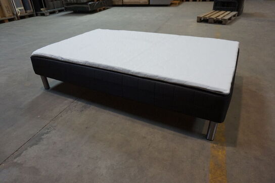 Huma Premium boxmadrasseng 120x200 cm med træben og topmadras 