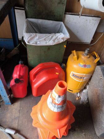 Hylde m. indhold propan, værktøj m.v. 