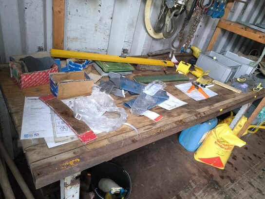 Arbejdesbord m. skruetving & indhold