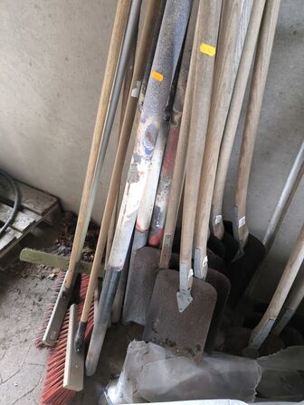 Div. Haveredskaber koste, skovle mv.  